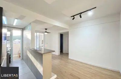 Apartamento de 2 dormitórios, sacada e churrasqueira e vaga coberta.
