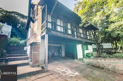 Casa rústica (enxaimel) com 3 pisos e pátios amplos.
