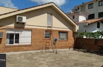 Casa com pátio e 3 dormitórios no bairro jardim itu.