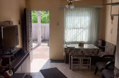 Casa em condomínio de 2 dormitórios e vaga na glória