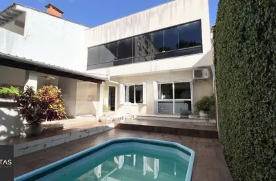 Casa semimobiliada com 3 suítes, 236m² privativos, e pátio com piscina à 700m do