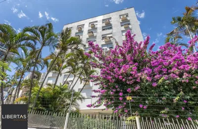 Apartamento no petrópolis de 2 dormitórios dependência e vaga desocupado