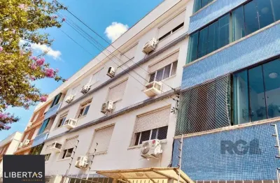 Apartamento 3 dormitórios , dependência de empregada e vaga de garagem.