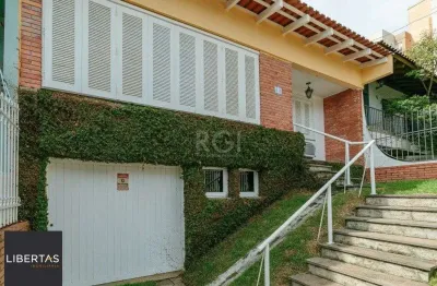 Casa 3 dormitórios com uma 1 suite, 2 banheiros, terraço, bem iluminada. próxima