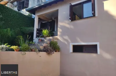 Casa com 4 quartos, suíte, piscina, lareira, churrasqueira em um terreno de 616m