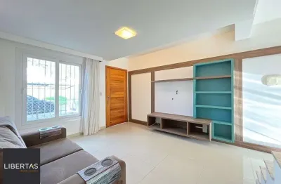 Casa com 2 quartos à venda na Rua Irmão Jaime Biazus, 231, Guarujá, Porto Alegre