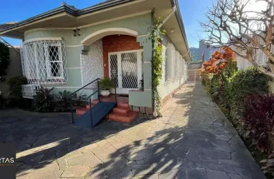 Casa com pátio com 3 dormitórios, 2 banheiros e 4 vagas.
