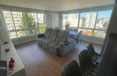 Apartamento 100% decorado com 92m², suíte, churrasqueira e 2 vagas de garagem.