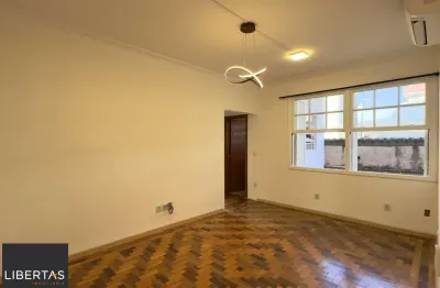 Apartamento reformado de 67m², 2 dormitórios com peças amplas na praia de belas