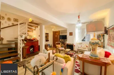 Casa semi-mobiliada à venda em condomínio fechado com 3 dormitórios e suíte