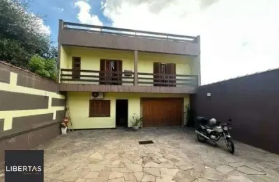 Ótima casa no bairro jardim lindóia, com 4 quartos, pátio amplo e área com churr