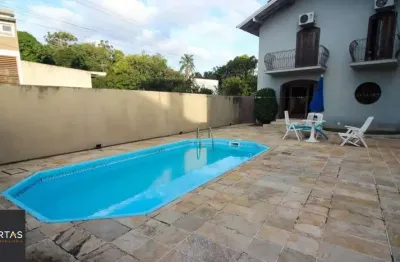 Casa mobiliada próxima à orla, com piscina, no bairro vila assunção.