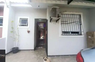Casa com 2 quartos à venda na Rua Milton Dos Santos Martins, 41, Restinga, Porto Alegre