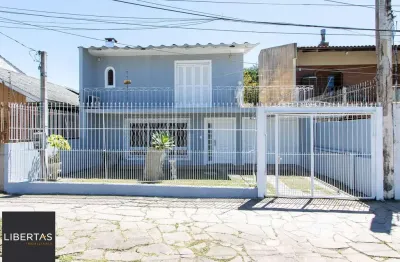 Casa de alvenaria, com 3 quartos, 1 suíte e 3 vagas de garagem.