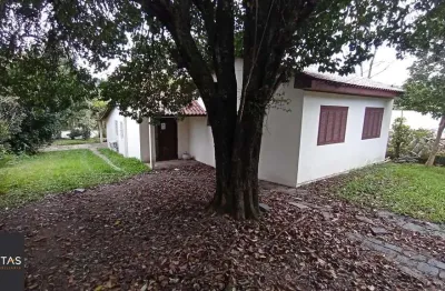 Sossego e natureza em porto alegre: 3 quartos, piscina e quase 2000m² de área