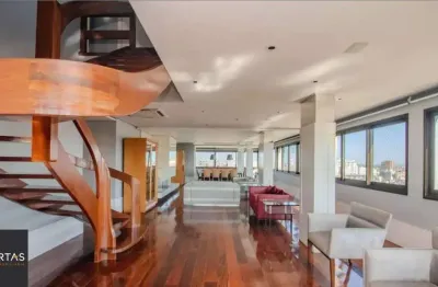 Cobertura semimobiliada de alto padrão com 600 m² conta com seis suítes, nove ba