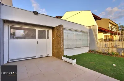 Casa com edícula nos fundos, total de 5 dormitórios no bairro gloria.