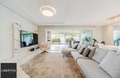 Uma casa linda dentro de um condomínio fechado, no Lagos de Nova Ipanema.