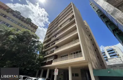3 quartos, gabinete ou 4º quartos e 1 vaga de garagem junto ao Moinhos de Vento