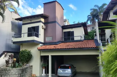 Casa com 02 pisos no bairro joão paulo  em florianópolis