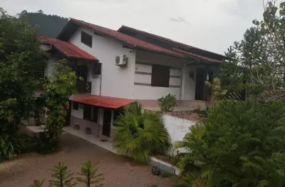 Casa com 02 pisos  , 266 m² e terreno com 2. 522,20 m² .