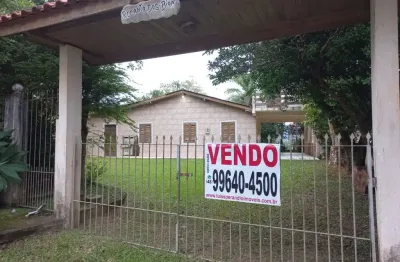 Oportunidade única e  previligiada ... terreno com 1,060  m² e casa com 130 m² e vista para o mar.