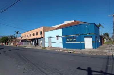 Terreno de esquina com 2  predios comerciais necessitando reforma.