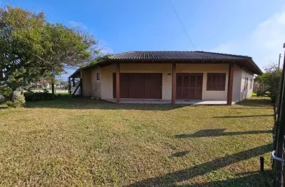 Residência de esquina 3 dormitórios rua rio grande praia de mariluz imbé - rs.