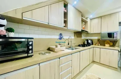 Sobrado frente para a rua no ganchinho – 3 quartos, semi mobiliado, área gourmet e vaga coberta!