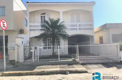 Casa com 3 quartos para alugar no centro, biguaçu  por r$ 4.000