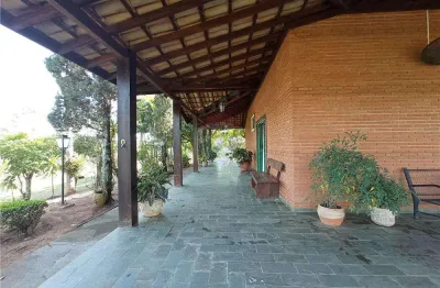 Lindo sítio com casa de sede mais casa de caseiro 58,264 mts de área.