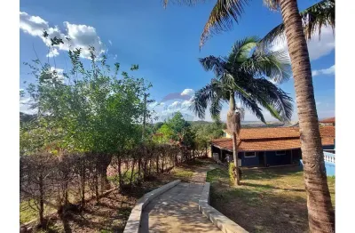 Chácara com piscina, campo de futebol, casa com 4 quartos, sendo 3 suítes no gravi em itapira-sp