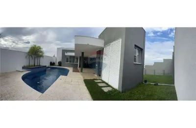 Qualidade de vida inigualável: residência marcante em condomínio exclusivo para a locação.