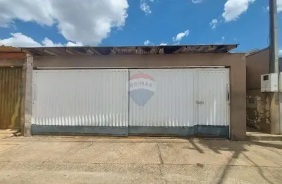 Casa com ótimo acabamento, em condomínio fechado - 2 quartos, 2 banheiros, área gourmet, garagem coberta, 187 m²