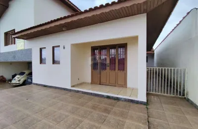 Sobrado espaçoso com edícula e área de 145m² em águas de lindóia, em frente à portaria de condomínio fechado.