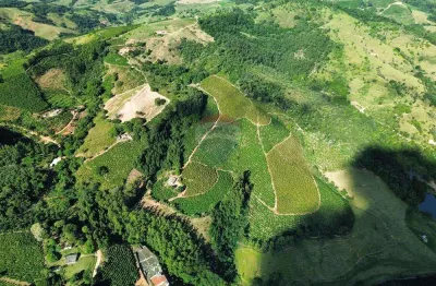 Sítio 87725 m2 , 01 casa de caseiro com sala, cozinha, banheiro e área com fogão a lenha e lavanderia, casa com 2 quartos ,sala, cozinha