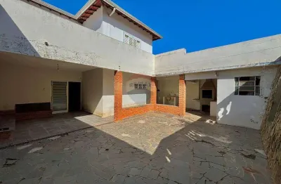 Sobrado à Venda com 03 dormitórios e 01 suíte em Mogi Mirim-SP