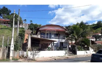 Sobrado à venda 175,74 m2 de área construída , área do terreno 740,50 m2 , 06 quartos , 04 banheiros , 02 vagas  cobertas