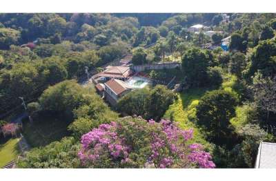 Casa  3 quartos (01 suíte) , 5 banheiros , 7 vagas cobertas, área gourmet, piscina , campo  futebol , 404 m2 área construída e 1560 m2 área total