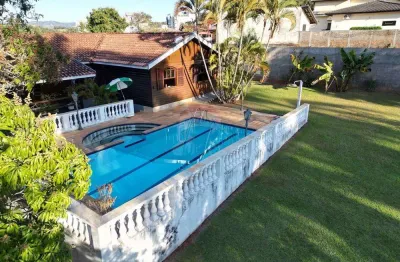 Casa madeira com 202 m2; 1463 m2 área total; 10 vagas descobertas; 3 quartos sendo 1 suíte, 1 lavabo ; 1 banheiro social