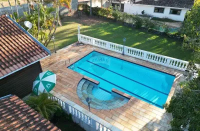 Casa madeira com 202 m2; 1463 m2 área total; 10 vagas descobertas; 3 quartos sendo 1 suíte, 1 lavabo ; 1 banheiro social