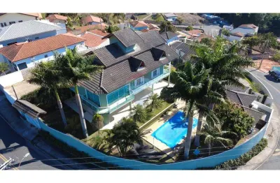 Sobrado à venda com  630 m2 de terreno, 141,90 m2 construídos, 3 dormitórios sendo 01 suite , 01 banheiro social , 04 vagas