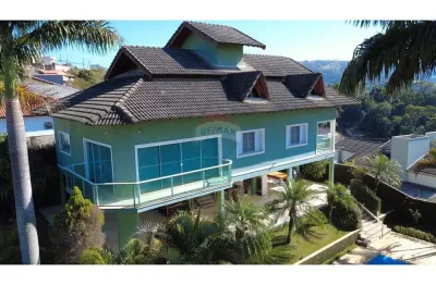 Sobrado à venda com  630 m2 de terreno, 141,90 m2 construídos, 3 dormitórios sendo 01 suite , 01 banheiro social , 04 vagas