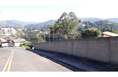 Terreno a venda em lindoia com vista , com 545,43 m2 , toda murada com portão e tela na parte superior, vista maravilhosa