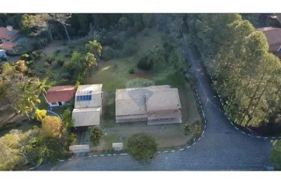 Casa condomínio   5 quartos, 5 banheiros, 3 suítes, 2 vagas cobertas , 2 descobertas, 4200 m2 área total, 333,03 m2 área útil, e muita área livre.
