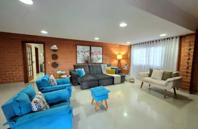 Casa condomínio   5 quartos, 5 banheiros, 3 suítes, 2 vagas cobertas , 2 descobertas, 4200 m2 área total, 333,03 m2 área útil, e muita área livre.