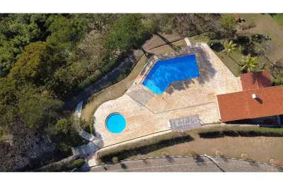 Casa condomínio   5 quartos, 5 banheiros, 3 suítes, 2 vagas cobertas , 2 descobertas, 4200 m2 área total, 333,03 m2 área útil, e muita área livre.