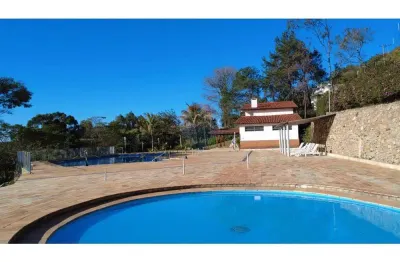 Casa condomínio   5 quartos, 5 banheiros, 3 suítes, 2 vagas cobertas , 2 descobertas, 4200 m2 área total, 333,03 m2 área útil, e muita área livre.