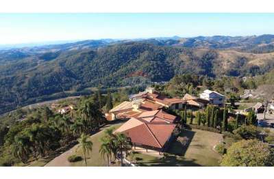 Casa condomínio   5 quartos, 5 banheiros, 3 suítes, 2 vagas cobertas , 2 descobertas, 4200 m2 área total, 333,03 m2 área útil, e muita área livre.