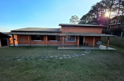 Casa condomínio   5 quartos, 5 banheiros, 3 suítes, 2 vagas cobertas , 2 descobertas, 4200 m2 área total, 333,03 m2 área útil, e muita área livre.